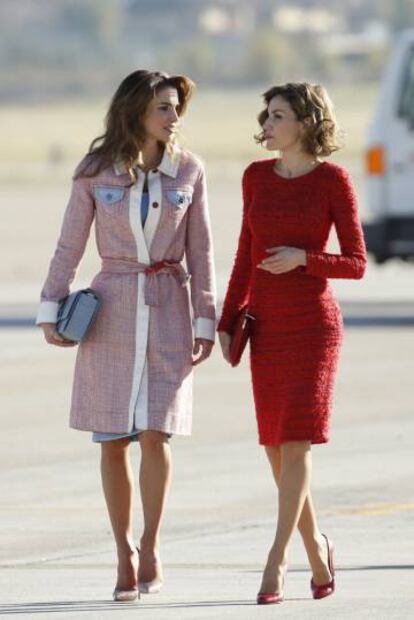 Rania de Jordania y la reina Letizia, en la pista de Barajas en 2015.