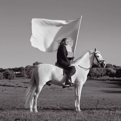 Una obra de Marina Abramovic que integra la exposición <i>Heroínas</i> en el Museo Thyssen-Bornemisza.