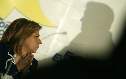 Elena Valenciano escucha la intervención de Óscar López, cuya sombra se refleja en la pared, ayer en Fórum Europa.