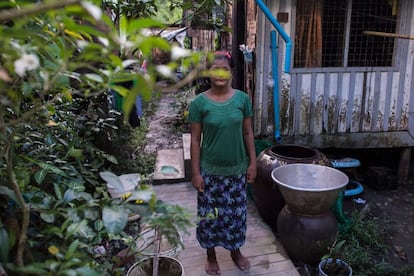 Than Than Ei, en su décimo aniversario se convirtió en una esclava de hecho y fue golpeada con cadenas de bicicleta y utensilios de cocina casi a diario durante cinco años. Su historia es cada vez más común en Myanmar, donde decenas de miles de jóvenes procedentes de familias pobres son enviados para trabajar como sirvientes a hogares de clase media en zonas urbanas. En la imagen, Than Than Ei en casa de unos familiares en el sur de Yangon, donde se está recuperando de sus heridas.