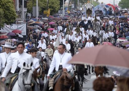 GRA076. HUELVA, 12/05/2016.- La Hermandad del Rocío de Huelva recorre las calles de la capital antes de iniciar el camino hacia El Rocío, una de las 27 hermandades que han comenzado hoy su peregrinaje a la aldea almonteña con lo que ya la gran mayoría de filiales están en camino o han llegado a la aldea en una romería inédita en la que las lluvias les han obligado a adelantar su entrada una o varias jornadas. EFE/Julián Pérez