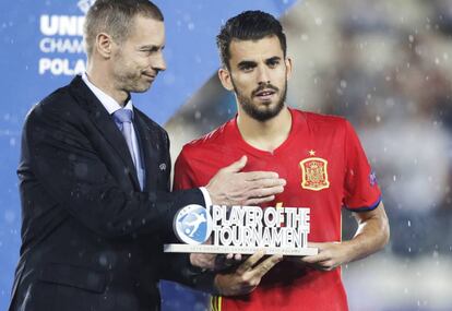 Dani Ceballos recoge el premio a mejor jugador del Europeo sub-21