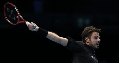 Wawrinka golpea de rev&eacute;s la pelota ante Murray.