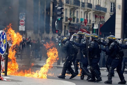 Choque entre manifestantes e policiais no 1º de maio em Paris.