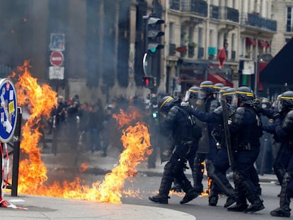 Enfrontaments entre manifestants i la policia a París.