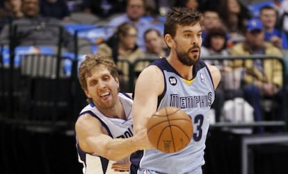 Nowitzki intenta robar el balón a Marc.