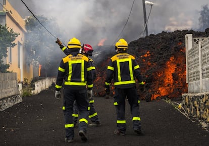Un grupo de bomberos trabaja en la localidad de El Paraíso, tras la erupción volcánica en Cumbre Vieja, La Palma.