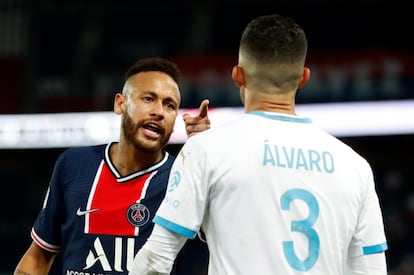 Neymar se encara con Álvaro González, al que le acusa de haberle dirigido insultos racistas, durante el encuentro entre el PSG y el Olympique de Marsella en el Parque de los Príncipes este domingo