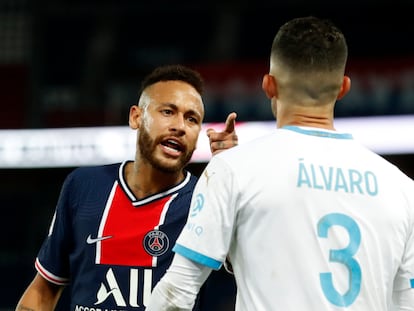 Neymar se encara con Álvaro González, al que le acusa de haberle dirigido insultos racistas, durante el encuentro entre el PSG y el Olympique de Marsella en el Parque de los Príncipes este domingo