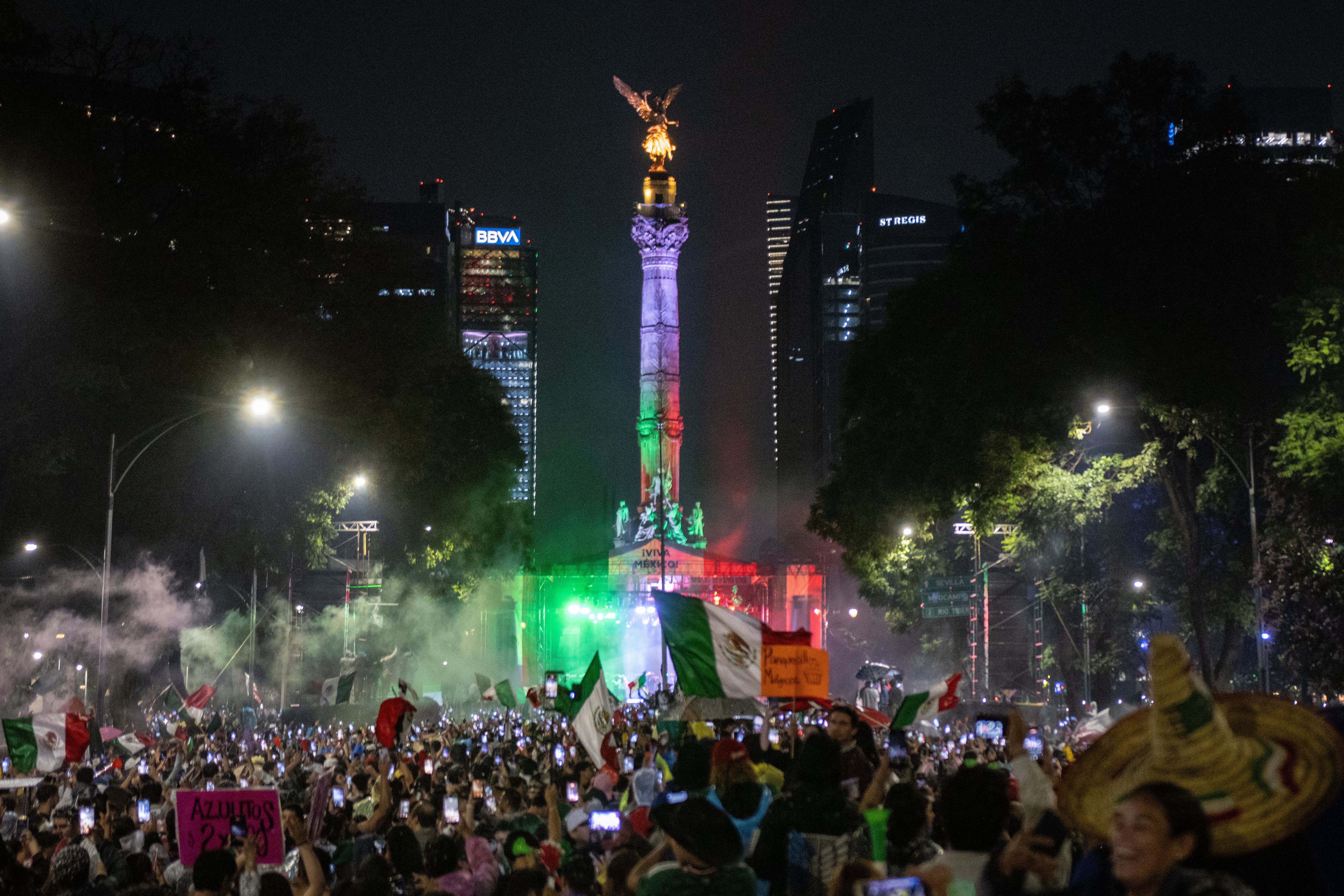 Aficionados celebran en el Ángel de la indepencia, en Ciudad de México, el 18 de junio.