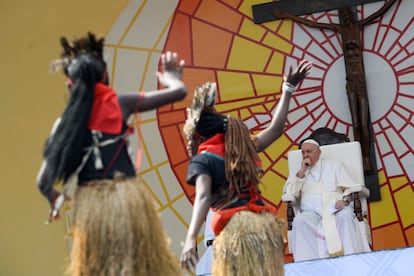 Unas bailarinas tradicionales actúan frente al papa Francisco durante la reunión con jóvenes y catequistas, celebrada en el Estadio de los Mártires de Kinsasa, este jueves 2 de enero.