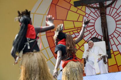 Unas bailarinas tradicionales actúan frente al papa Francisco durante la reunión con jóvenes y catequistas, celebrada en el Estadio de los Mártires de Kinsasa, este jueves 2 de enero.