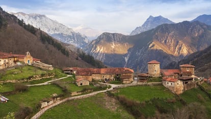 Con apenas 40 habitantes, esta pequeña aldea del concejo asturiano de Proaza pasa por ser <a href="https://elviajero.elpais.com/elviajero/2019/05/13/album/1557750388_253934.html" target="_blank">uno de los pueblos más bonitos del Principado y probablemente de toda la península</a>. La inexistencia de una carretera que llegara hasta él hasta hace muy poco y el escarpado entorno la han protegido de la sobreexplotación. Su mayor tesoro lo componen unas vistas increíbles, un entorno de una belleza casi abrumadora y una arquitectura tradicional perfectamente conservada. Todo el pueblo es del siglo VIII y por ello Bandujo tiene uno de los mejores conjuntos medievales de la región, con un palacio, una torre de planta circular del siglo XIII y la iglesia de Santa María, del siglo X. Paseando por sus calles nos encontramos con los inevitables hórreos, casas de piedra —algunas habitadas y otras abandonadas— y un viejo lavadero. Cuando no había carretera, la única forma de acceder al pueblo era el Camino Medieval, que hoy es un bonito recorrido de unos dos kilómetros y medio que parte desde lo que se conoce como la Senda del Oso.