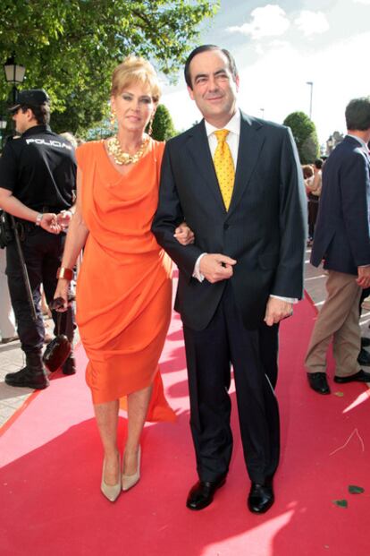 José Bono y su esposa, Ana María Rodríguez, acuden a una boda en Castellón el pasado mes de junio.