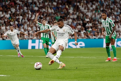 Mbappé marca de penalti su segundo gol ante el Betis este domingo en el Bernabéu.