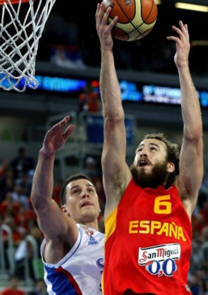 Sergio Rodr&iacute;guez entra a canasta ante Nedovic.