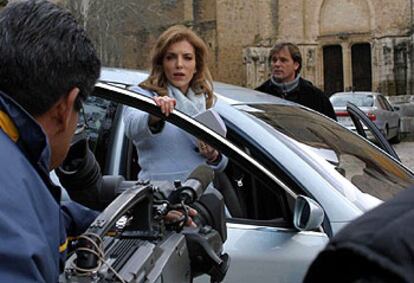 La actriz y cantante mexicana Laura Flores y el actor René Strickler, en un momento del rodaje en Segovia.