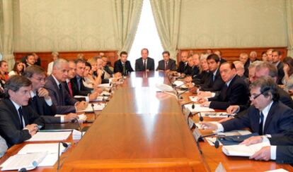 Berlusconi, durante su reunión de hoy con representantes de gobiernos regionales y locales italianos.