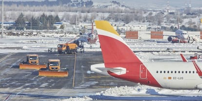 Varias máquinas retiran la nieve y el hielo de la pista de Madrid-Barajas en enero de este año.