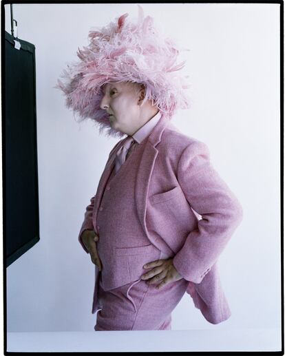 El sombrerero británico Stephen Jones, con un traje de tweed escocés rosa de King & Allen (Londres, 2013).
