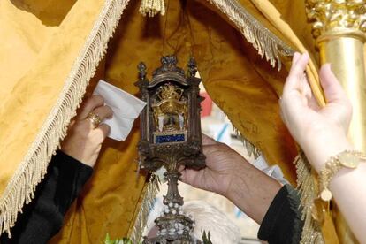 Virxe do Cristal, ahora desaparecida, durante una procesi&oacute;n.