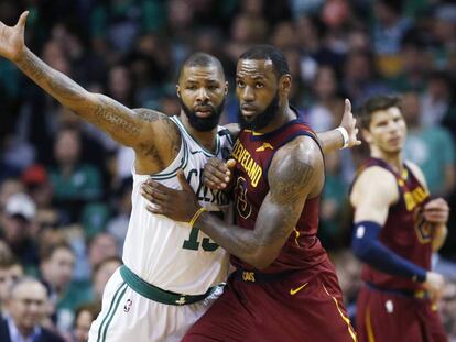 Marcus Morris cierra el paso a LeBron James.