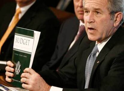 El presidente Bush muestra una copia de su proyecto presupuestario para 2008.
