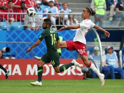 Poulsen y Behich se disputan el balón en el Samara Arena.