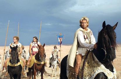 Colin Farrell, enmarcado por un peinado y una pierna, y caracterizado de Alejandro Magno en 'Alexander' (2004).