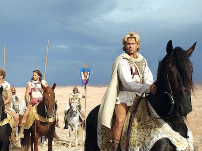 Colin Farrell, enmarcado por un peinado y una pierna, y caracterizado de Alejandro Magno en 'Alexander' (2004).