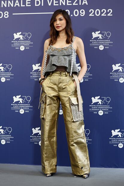 Gemma Chan también forma parte del reparto de No te preocupes querida. Para su presentación en Venecia ha apostado por un estilismo de la colección Resort 2023 de Louis Vuitton.
