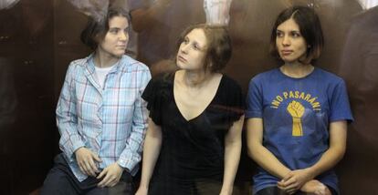 Nadezhda Tolokonnikova, Maria Alyokhina y Yekaterina Samutsevich, do grupo Pussy Riot, em um tribunal de Moscou.