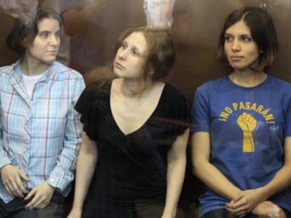 Nadezhda Tolokonnikova, Maria Alyokhina y Yekaterina Samutsevich, do grupo Pussy Riot, em um tribunal de Moscou.