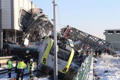 Varios bomberos trabajan en el rescate de víctimas tras el accidente este jueves en Ankara entre un tren de alta velocidad y una locomotora.