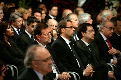 El presidente del Partido Popular, junto a otros representantes de la política, asiste a la ceremonia civil despedida de Juan Antonio Samaranch celebrada en el Palau de la Generalitat.