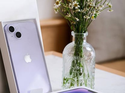 Trasera iPhone 14 en su caja