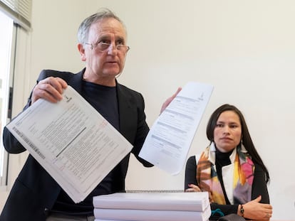 El letrado José Manuel Muñoz (a la izquierda), junto a Kely Gómez, hermana del fallecido Kevin Gómez, durante un momento de una rueda de prensa, este martes.
