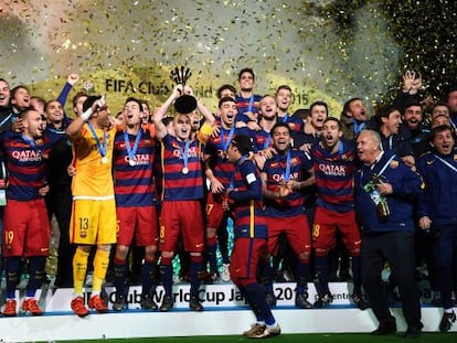 Iniesta levanta el tercer Mundial de Clubes del Barcelona.