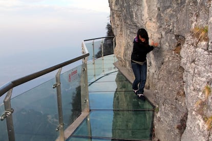 Esta pasarela de cristal de 60 metros de largo recorre parte de la montaña de Tianmen en el parque Zhangjiajie. Se encuentra a 1.430 metros sobre el mar y los turistas han de ponerse fundas sobre los zapatos para que no ensucie.