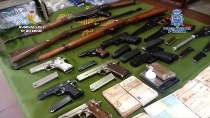 Parte del arsenal incautado a una organización de narcotraficantes asentada en la Costa del Sol. Operación Luccheto-Cerrojo.