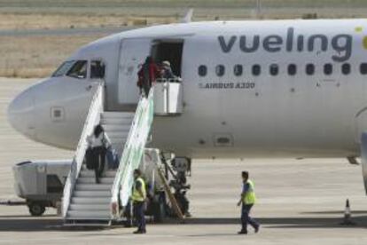 Varios pasajeros suben a un Airbus A320 de Vueling. EFE/Archivo