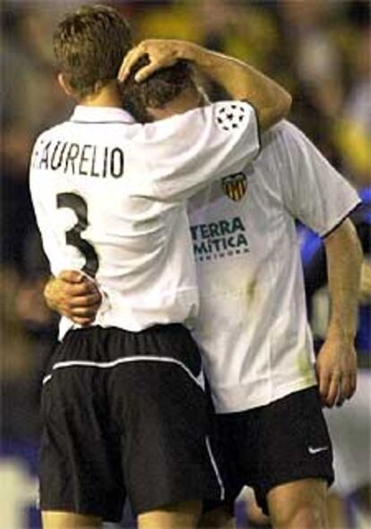 Fabio Aurelio (izqda.) intenta consolar a su compañero del Valencia Baraja tras la eliminación de la Liga de Campeones.