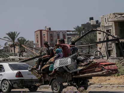 Al Maghazi Refugee Camp (---), 17/08/2024.- Internally displaced Palestinians flee with their belongings following an evacuation order issued by the Israeli army, in Al Maghazi refugee camp, Central Gaza Strip, 17 August 2024. More than 40,000 Palestinians and over 1,400 Israelis have been killed, according to the Palestinian Health Ministry and the Israel Defense Forces (IDF), since Hamas militants launched an attack against Israel from the Gaza Strip on 07 October 2023, and the Israeli operations in Gaza and the West Bank which followed it. EFE/EPA/MOHAMMED SABER