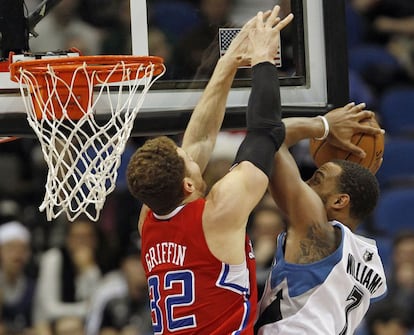 Blake Griffin tapona un intento de lanzamiento de Derrick Williams