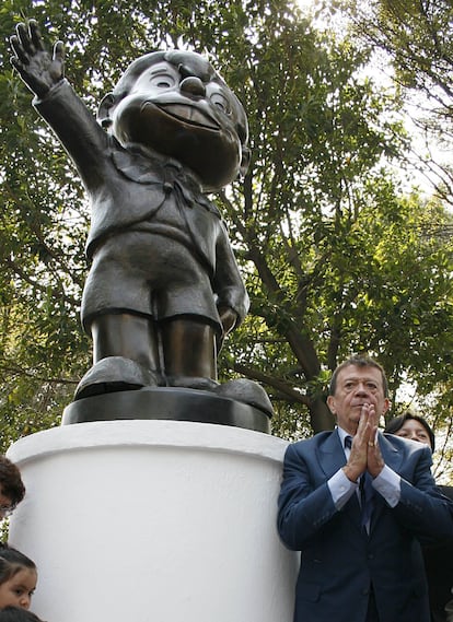El actor y cantante durante la develación de una estatua de su personaje en Ciudad de México, en 2006.
