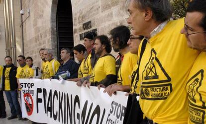 Protesta de la Plataforma Antifracking, ayer ante las Cortes Valencianas. 