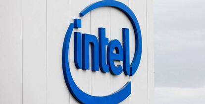 Logo de Intel en una de sus instalaciones en Tel Aviv, Israel.