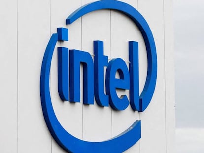 Logo de Intel en una de sus instalaciones en Tel Aviv, Israel.