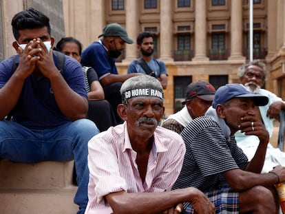 Los manifestantes seguían este miércoles las votaciones para elegir presidente en el Parlamento desde los jardines del palacio presidencial en Colombo.