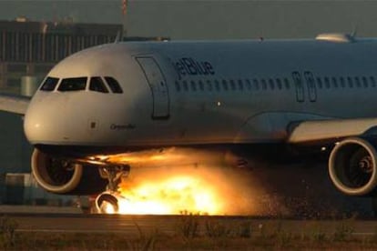 El vuelo 292 de JetBlue, en el momento en que realizó un aterrizaje de emergencia en el aeropuerto de Los Ángeles.